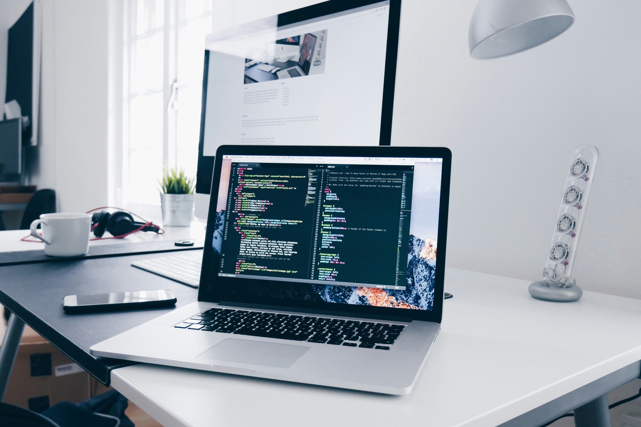 Laptopon kódoló webfejlesztő munkakörnyezete